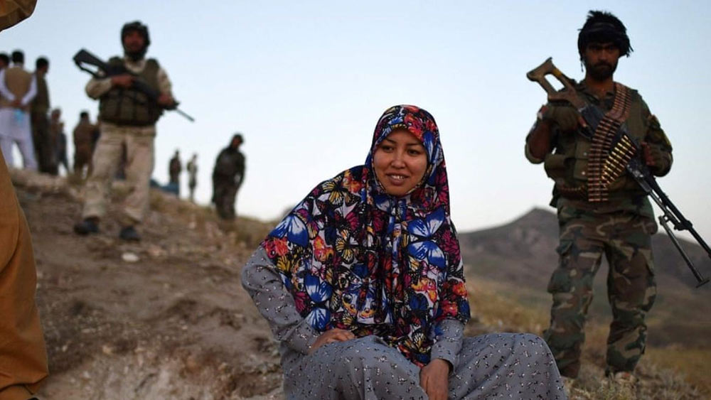 ভাগ্য জোরে আরিয়ানা দেশ ছাড়তে পারলেও সেখানে এখনও অনেক মহিলার ভাগ্য ঝুলে রয়েছে তালিবানের হাতে। এই প্রতিবেদন লেখা পর্যন্ত আফগানিস্তানের প্রথম মহিলা গভর্নর সালিমা মাজারির বাড়ি যেমন ঘিরে ফেলেছে তালিবরা।