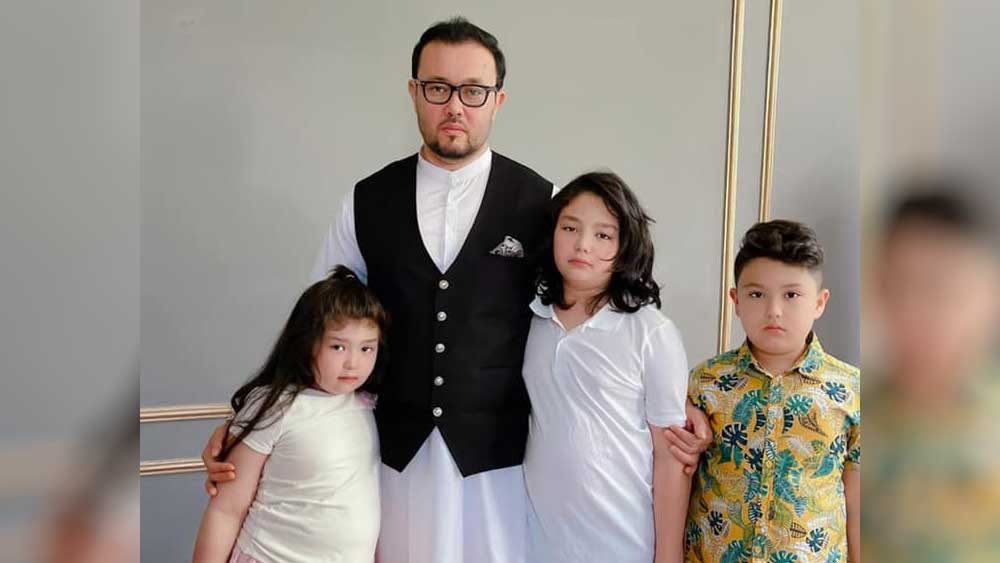 শুধু তাই নয়, ঝামেলা এড়াতে, সন্তানের কথা ভেবে সম্পন্ন আফগানরা যখন দলে দলে বিদেশে পাড়ি দিচ্ছেন, ফহিম, তাঁর স্ত্রী এবং তিন সন্তান কাবুলেই রয়েছেন। যদিও দুবাইয়ে তাঁর পরিবারের অনেকেই থাকেন।