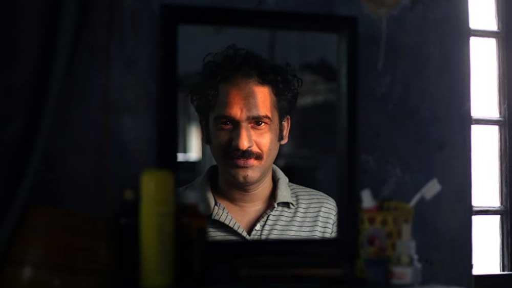 এই অনিশ্চয়তা কেবল মানুষটির আগমনের নয়, তার পরিচয়েরও।