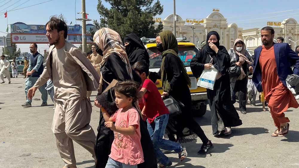 হাজার হাজার মানুষ তাঁদের ভিটেমাটি ছেড়ে আফগানিস্তান থেকে পালিয়ে যাচ্ছেন অন্য দেশে। এমনই ভয়াবহ কিছু ভিডিয়ো এবং ছবি ছড়িয়ে পড়েছে নেটমাধ্যমে। প্রশ্ন জাগে, মানুষই যদি না থাকে, শিল্পের কী হবে?