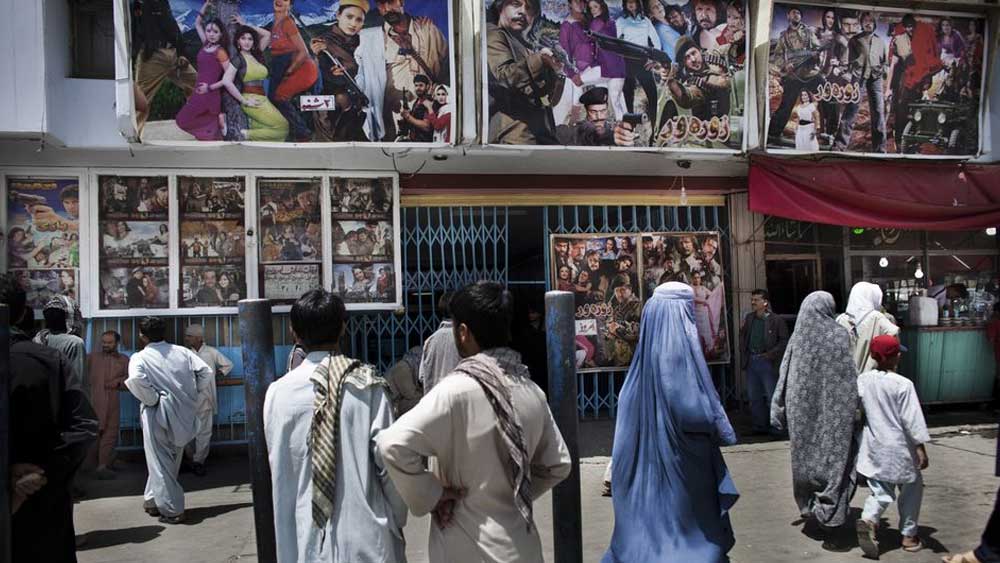 ছয়ের দশকের শেষ থেকে সাতের দশকে সোভিয়েত রাশিয়ার দখলে আসার পর সে দেশে চলচ্চিত্র শিল্পের গুরুত্ব বাড়ে। চলচ্চিত্র নিয়ে পড়াশোনা করার জন্য উৎসাহ দেওয়া হয়।।