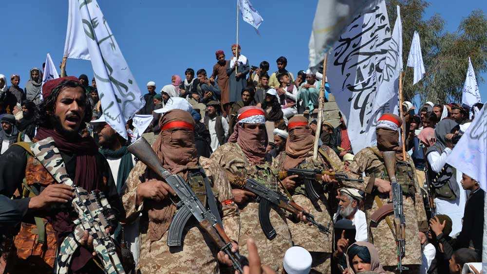 তার পর ১৯৯৬ থেকে ২০০১ পর্যন্ত চলা তালিবানি শাসনের শরিয়তি আইনের চাপে বন্ধ হয়ে গিয়েছিল শিল্পচর্চা। মানুষের জীবনযাত্রার প্রতিফলন ঘটবে, এমন কোনও শিল্পমাধ্যমের অস্তিত্বই ছিল না।