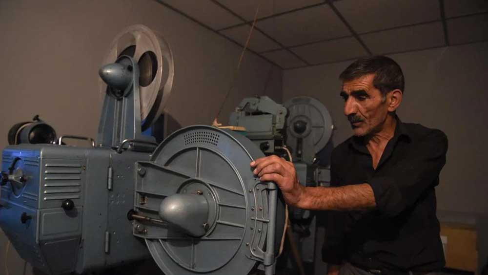 চলচ্চিত্র শিল্পকে তালিবান সমূলে ধ্বংস করার আগেই ‘আফগান ফিল্ম অরগানাইজেশন’-এর এক সদস্য হাবিবুল্লাহ আলি কিছু রিল লুকিয়ে ফেলেন মাটির তলায়।