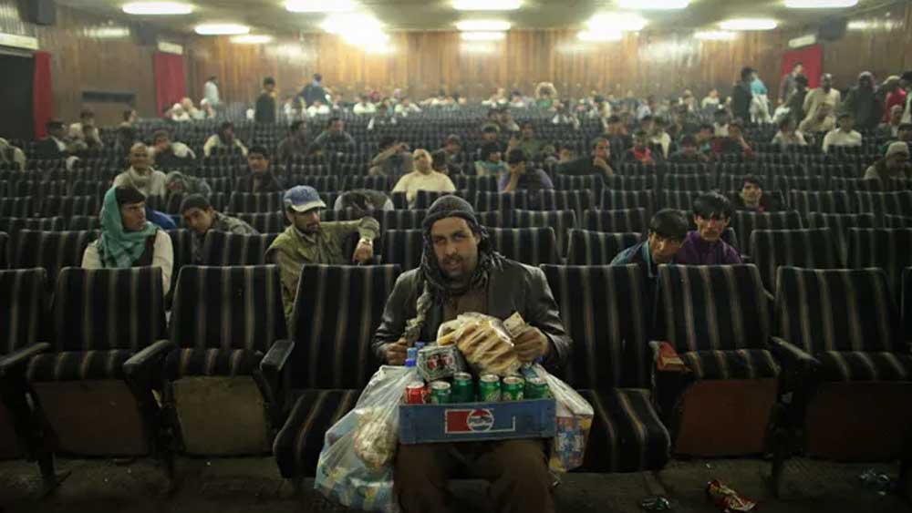 কিন্তু ২০০১ সালে দেশে আমেরিকার বাহিনীর প্রবেশ ও ক্ষমতা বিস্তারের  পর থেকে আফগান চলচ্চিত্র খানিক অক্সিজেন পায়। চলচ্চিত্রের নতুন যুগ হিসেবে চিহ্নিত হয় ২০০১ সাল।