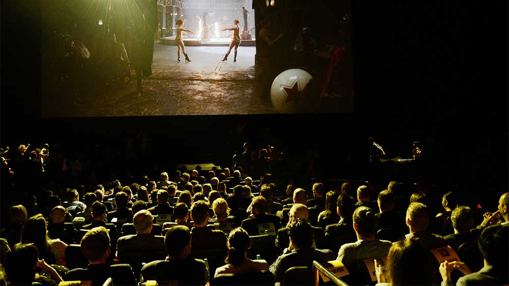 দীর্ঘকালীন বিরতির পর ২০০২ সালে নতুন ছবি ‘টিয়ারড্রপস’ মুক্তি পায়। ১৯৯৫ সালে বানানো হয়েছিল ‘ওরুজ’ নামে একটি ছবি। এর মধ্যে আর কোনও ছবি নির্মিত হয়নি। 