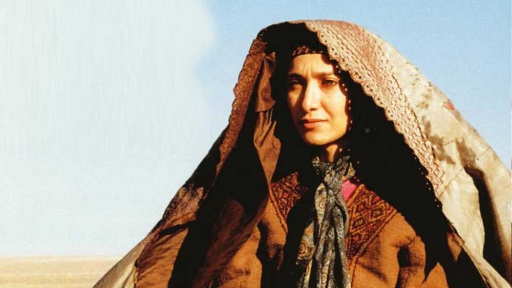 কিন্তু প্রথম দফার তালিবানি শাসনের পরের সময়ের নিরিখে রোয়া সদতকে সে দেশের প্রথম মহিলা পরিচালক এবং প্রযোজক বলা হয়। তিনি এবং তাঁর বোন একটি প্রযোজনা সংস্থাও খুলেছিলেন।