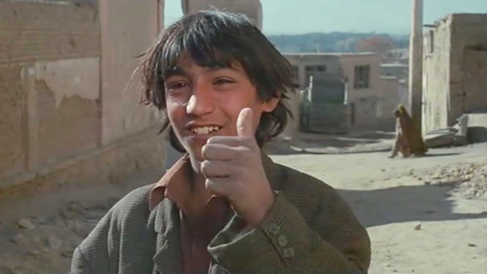 ইরানের পরিচালক মহসেন মখমলবাফ ২০০১ সালে আফগানিস্তানের প্রেক্ষাপটে একটি ছবি বানিয়েছিলেন, ‘কন্দহর’। সেটিই প্রথম আফগান ছবি, যা কান চলচ্চিত্র উৎসবে জায়গা করে নিয়েছিল। ছবির অধিকাংশ দৃশ্য শ্যুট করা হয়েছিল ইরানে। কিন্তু কয়েকটি দৃশ্য গোপনে আফগানিস্তানেও শ্যুট করা হয়। সেই ছবিরও মুখ্য চরিত্রে ছিলেন এক মহিলা।