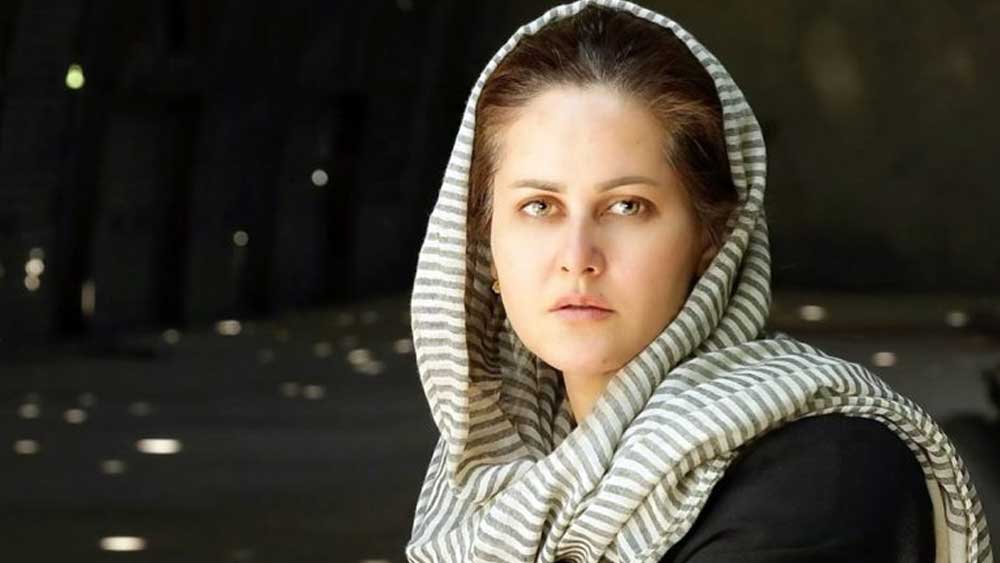 সম্প্রতি তালিবান শাসনের দ্বিতীয় দফায় বন্দুকের নলের সামনে দাঁড়িয়ে তালিবান অভ্যুত্থান নিয়ে সরব হয়েছেন আফগানিস্তানের মহিলা চিত্র পরিচালক সাহারা করিমি। রাষ্ট্রনেতাদের নীরবতা ভেঙে আফগানবাসীর পাশে দাঁড়াতে কাতর আর্জি জানান তিনি। তিনি লিখেছেন, ‘ভারাক্রান্ত মনে অনেক আশা নিয়ে আপনাদের চিঠি লিখছি। আমাদের সুন্দর দেশটাকে, দেশের মানুষকে এবং শিল্প সচেতন মানুষকে তালিবানের হাত থেকে বাঁচান। গত কয়েক সপ্তাহে একাধিক প্রদেশ দখল করে নিয়েছে তালিবান। কতশত শিশুকে অপহরণ করেছে। বিয়ের বাজারে ছোট ছোট মেয়েদের বিক্রি করে দেওয়া হচ্ছে। গত ২০ বছরে যা কিছু অর্জন করেছি, সব ধূলিসাৎ হয়ে যাচ্ছে। আমি এবং আমার মতো শিল্প সচেতন মানুষ এখন ওদের হিটলিস্টে। কিছু দিনের মধ্যেই হয়তো আর ইন্টারনেট ব্যবহার করতে পারব না আমরা। অন্য ভাবে যোগাযোগের রাস্তাও হয়তো থাকবে না। হয়তো আর কয়েকটা দিনই আছে আমাদের হাতে।’