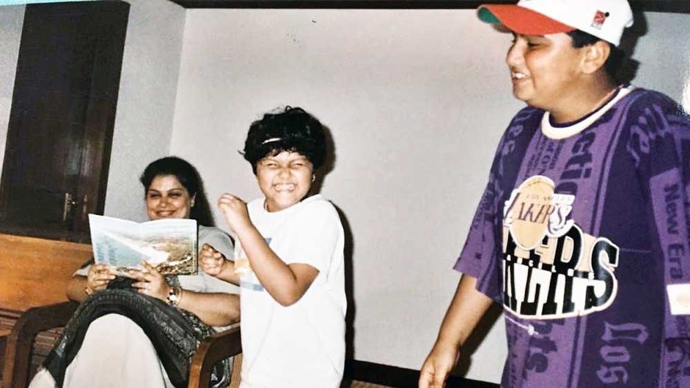 মা ও বোনের সঙ্গে অর্জুন। 