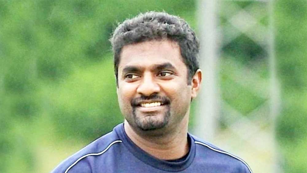 ধোনির আগে ব্যাট করতে যাওয়ার কারণ ব্যাখ্যা করলেন মুরলী। ফাইল চিত্র 