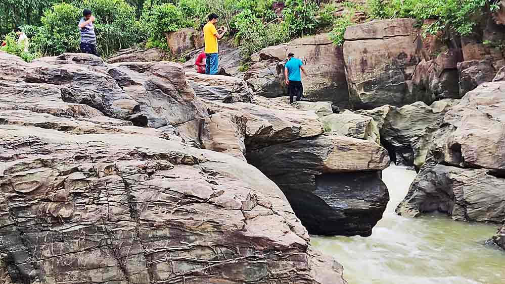 বিপজ্জনক: ঝুঁকি নিয়েই ছবি তোলা। ঘাগরায়। 