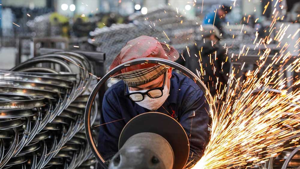 চিনা বাজারের চুম্বকাকর্ষণ এড়ানো খুব সহজ নয়।