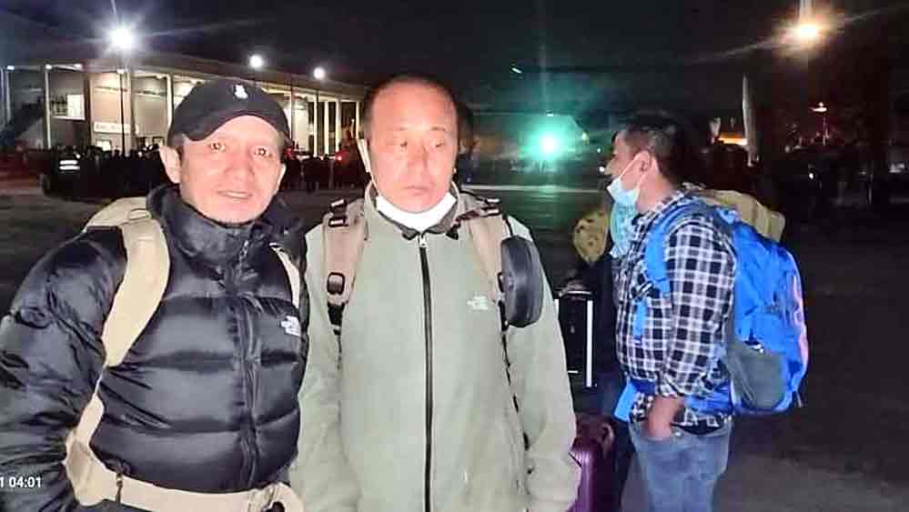 ফেরা: (উপরে) কাবুল বিমানবন্দরে পাহাড়ের কয়েকজন বাসিন্দা। 