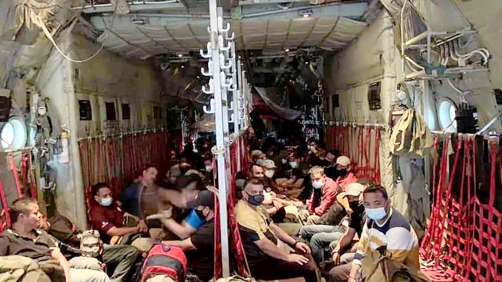  বিমানে বসে রয়েছেন ভারতীয়েরা। শনিবার ভোরে।  