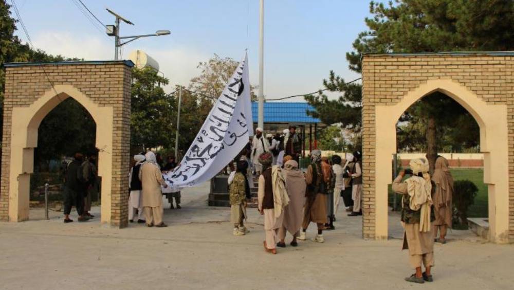 গজনির প্রাদেশিক গভর্নরের সরকারি বাসভবনে নিজেদের পতাকা ওড়াচ্ছে তালিবান। দক্ষিণ-পূর্ব আফগানিস্তানে। গত রবিরার। ছবি- টুইটারের সৌজন্যে।