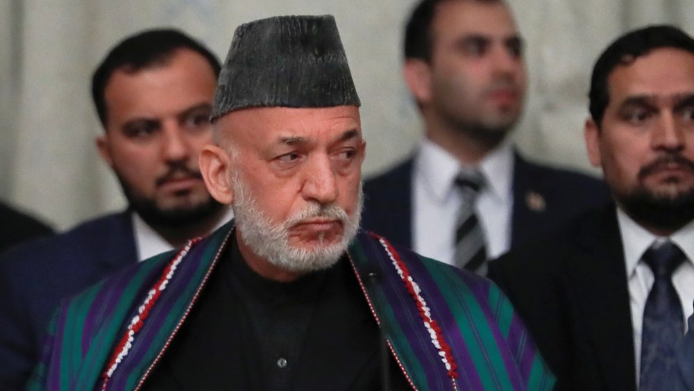 আফগানদের বৃহত্তম উপজাতি কোচির পরিষদীয় প্রধান হাসমত। স্বাভাবিক ভাবেই তাঁর কথার গুরুত্ব এই অংশের মানুষের কাছে ব্যাপক। এই কোচিরা সংখ্যায় নেহাৎ কম নয়। ২০০৪ সালে যখন আফগানিস্তানেরর মোট জনসংখ্যা ২.৪৭ কোটি, তখন কোচিরা সংখ্যায় ২৪ লক্ষ। অর্থাৎ মোট জনসংখ্যার প্রায় ১০ শতাংশ। দেশের একটি বড় অংশের মানুষের কাছে সরকারকে অপদস্থ করে হাসমতের সেই সব মন্তব্য যে হামিদ ভাল চোখে দেখেননি, তারই প্রমাণ পাওয়া গিয়েছিল প্রেসিডেন্ট নির্বাচনের সময়ে।