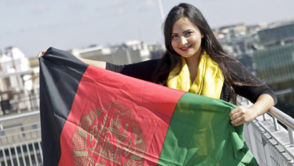 আবার রাজনৈতিক কৌশলেও কিছু কম যান না। হাসমত সম্পর্কে এক বার তাঁর মেয়ে বলেছিলেন, ‘‘আমার বাবা একইসঙ্গে কারজাই এবং তাঁর শত্রুদের এক ঘরে এনে দাঁড় করাতে পারেন। বাইরে হয়তো তাঁরা মুখোমুখি হলেই একে অপরকে কেটে ফেলবেন। অথচ আমার বাবার ডাকে, আমার পিতামহীর শেষকৃত্যে তাঁরা পাশাপাশি দাঁড়িয়েছিলেন। বাবার সেই ক্ষমতা আছে।’’