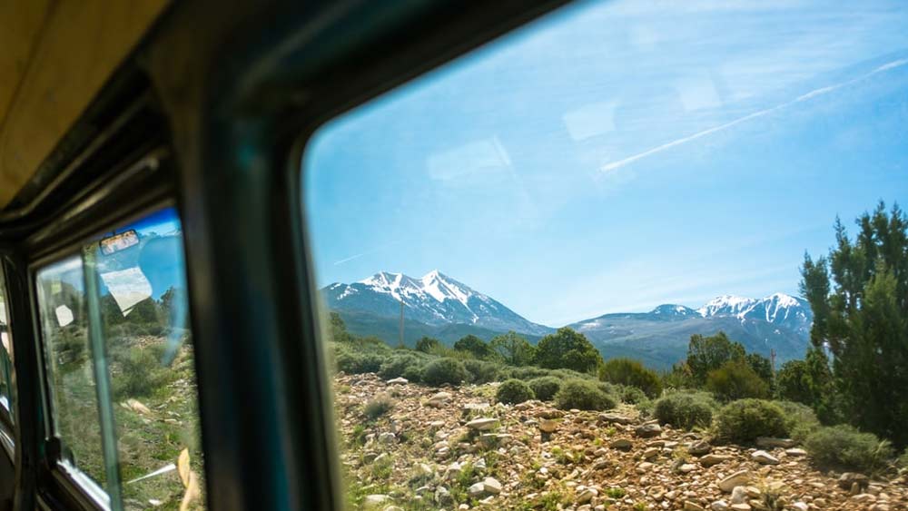 ভিতর থেকে বাইরে দেখার জন্য বাসের মতোই এই গাড়ির দেওয়াল জুড়ে কাচের জানলা রয়েছে। কালো কাচের জানলা দিয়ে বাইরেটা দেখা গেলেও বাইরে থেকে ভিতরে দেখা যায় না।