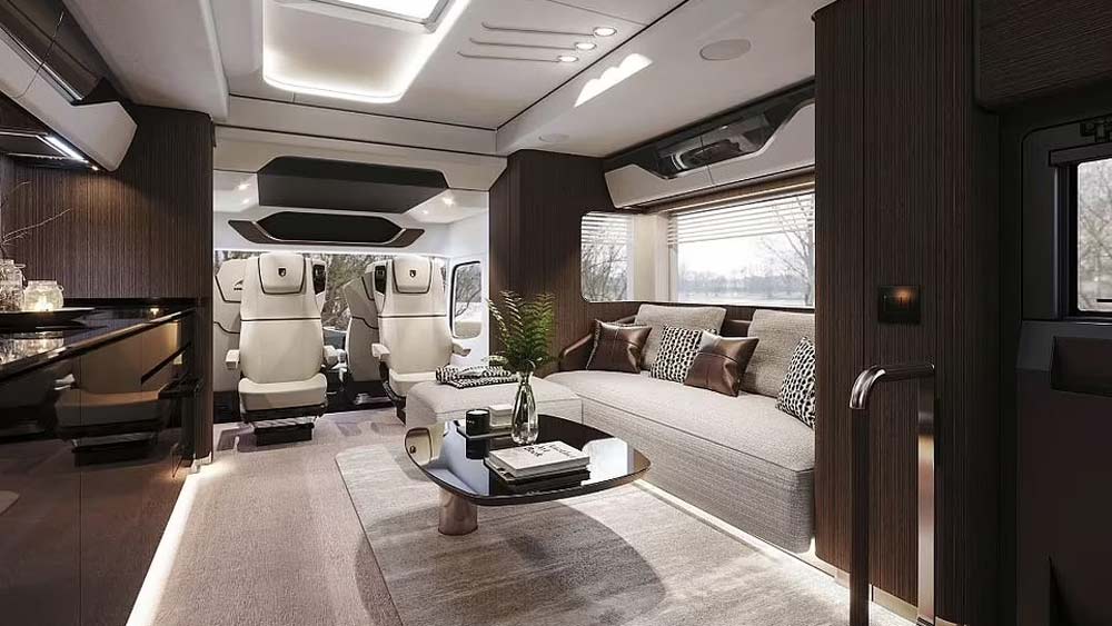 গাড়ির ‘ড্রয়িংরুম’-এ সোফা, টেবিল, ৫৫ ইঞ্চির টিভি রয়েছে। অন্দরমহলের দেওয়ালের রং এবং নকশাও চোখ ধাঁধানো।