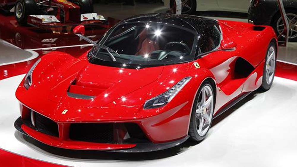 গাড়ির ভিতরটি এতটাই বড় যে সেখানে ফেরারির মতো স্পোর্টসকার খুব সহজেই ঢুকে যেতে পারবে। ওই মাপের একটি গ্যারাজও রয়েছে ইয়টে।