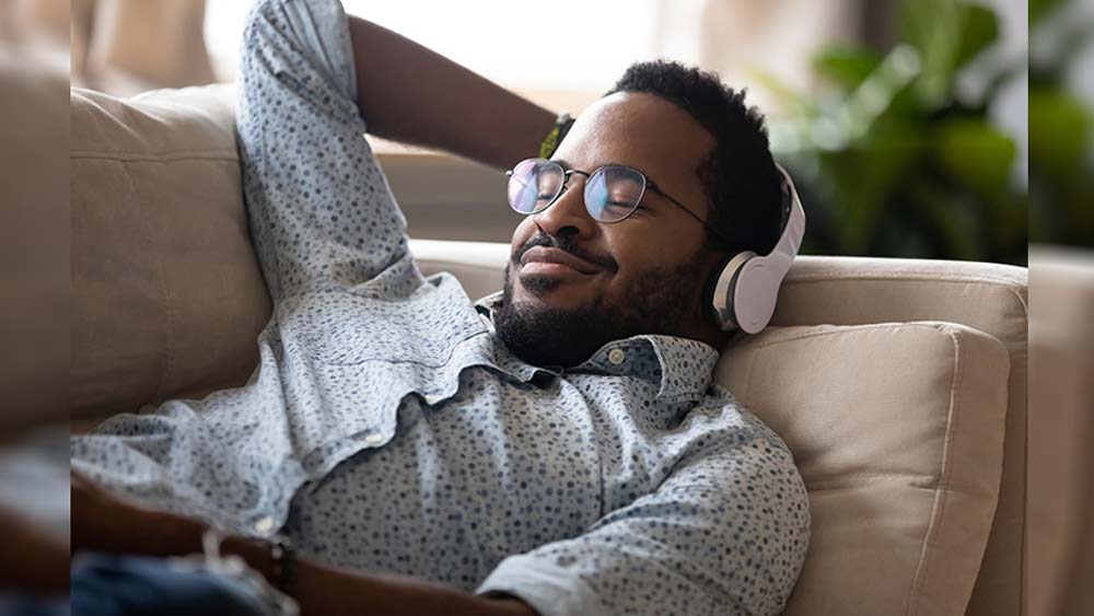 পুরো গাড়ি জুড়ে বোস-এর মিউজিক সিস্টেমও রয়েছে। একঘেয়েমি কাটাতে গাড়ির মেঝেতে কাঠের নকশা করা হয়েছে। এতে গাড়ির ভিতরটি আরও আকর্ষণীয় হয়ে উঠেছে।