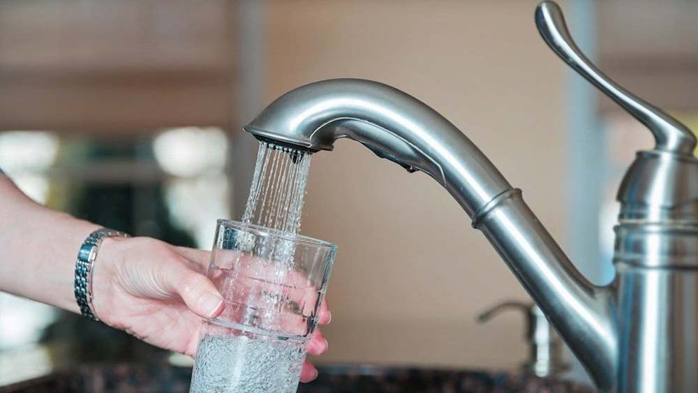 গাড়ির ছাদে বসানো রয়েছে সৌর প্যানেল। এক হাজার লিটারের জলের ট্যাঙ্কও রয়েছে ছাদে।