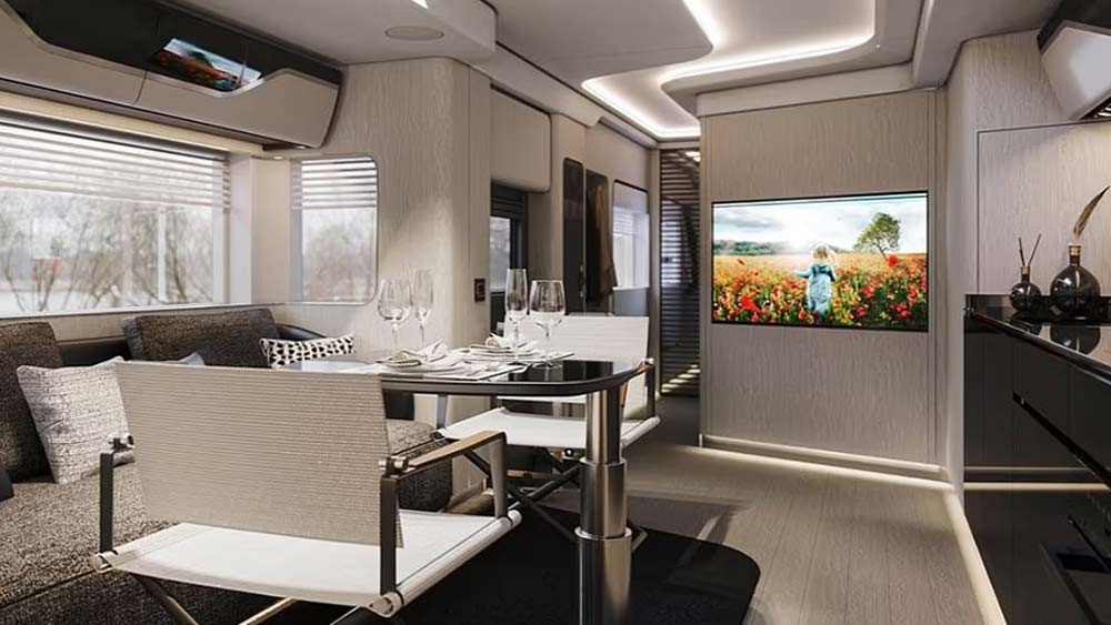 আধুনিক রান্নার উপকরণ, বাসনমাজার মেশিন, মাইক্রোওয়েভ এবং ৬০ গ্যালনের একটি রেফ্রিজারেটরও রয়েছে এর ভিতরে। বাড়িতে থাকাকালীন যে সমস্ত গুরুত্বপূর্ণ জিনিসের প্রয়োজন হয়ে থাকে, এই গাড়িতে সে সবই রয়েছে।