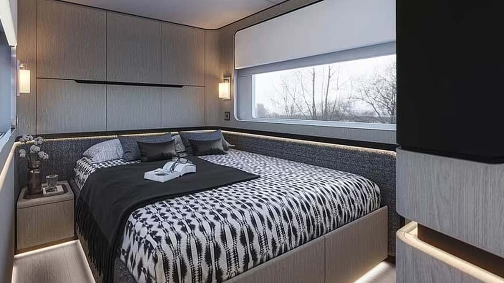 অনেকটা বাসের মতো দেখতে গাড়িটির ভিতরটি বিলাসিতায় মোড়া। যাত্রীস্বাচ্ছন্দ্যের দিকে বিশেষ নজর দেওয়া হয়েছে তাতে। বিশাল একটি বিছানাও রয়েছে ভিতরে।