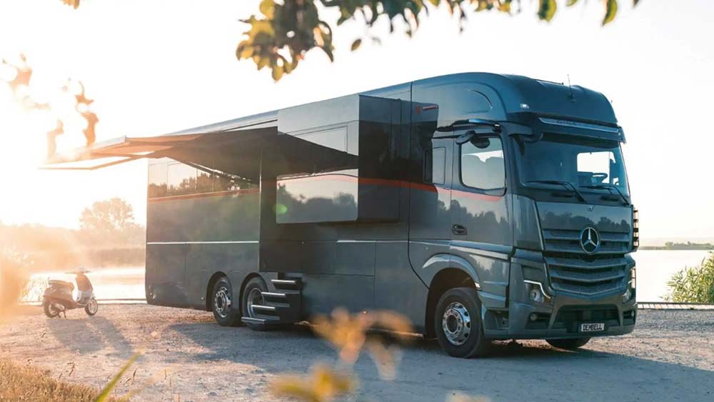 বিশ্বের প্রথম ল্যান্ড সুপারইয়ট এটি। জার্মানির একটি গাড়ি প্রস্তুতকারক সংস্থা এই সুপারইয়টটি বানিয়েছে।