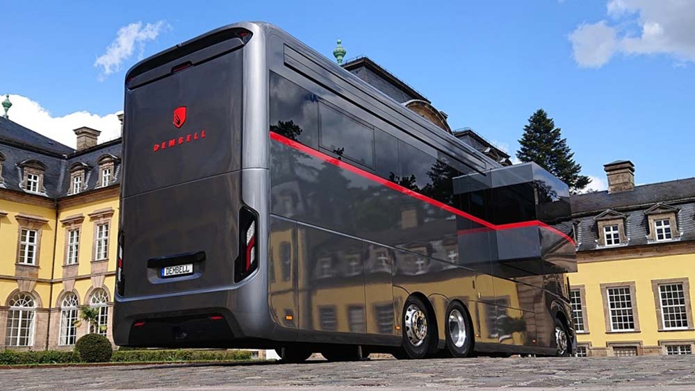 এ গাড়ির অন্দরমহল কোনও পাঁচতারা হোটেলের থেকে কম নয়। কী নেই সেখানে! এর ভিতরে ঢুকলেই ধাঁধিয়ে যাবে চোখ।