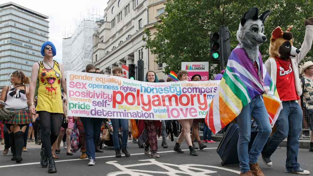 লন্ডনের রাস্তায় বহুপ্রেমীদের মিছিল। 