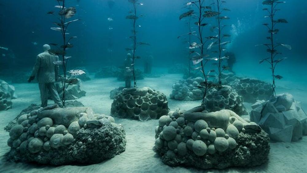 সাইপ্রাসের আইয়া নাপার সমুদ্রসৈকতের কাছে জলের নীচে এই ভাস্কর্য ফুটিয়ে তুলেছেন ব্রিটিশ শিল্পী জাসন দিকেয়ারস টেলর। প্রকৃতির সঙ্গে মানব সভ্যতার সম্পর্ক ফুটে উঠেছে তাঁর শিল্পকলায়।