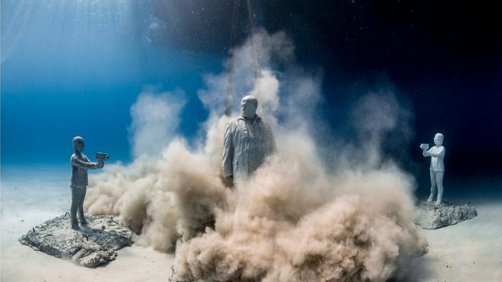 সম্প্রতি এই পার্ক পর্যটকদের জন্যও খুলে দেওয়া হয়েছে। ডুবুরির পোশাক পরে জলের নীচে সাঁতার কেটে এমন ভাস্কর্য দেখার সুযোগ করে দিয়েছেন শিল্পী।