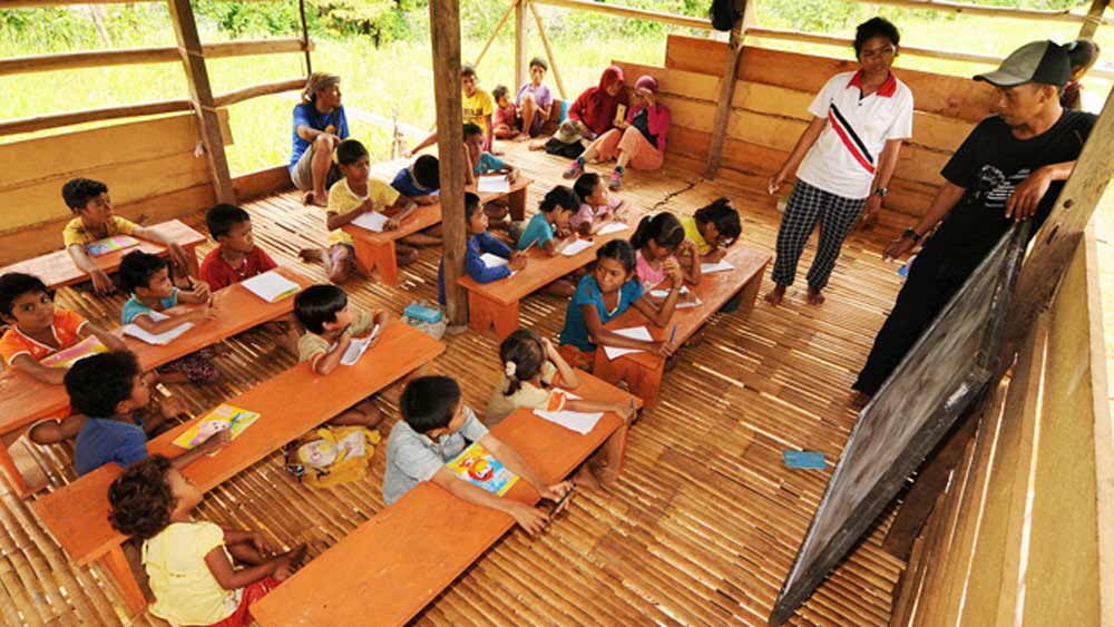 এর জন্য তাঁদের দৈনন্দিন জীবনের বাইরে বেরিয়ে আলাদা করে কিছু করতেও হয় না। যিনি চাষাবাদ করেন, তিনি সেটাই ভিডিয়ো করে ইউটিউবে পোস্ট করে দিচ্ছেন। যিনি গ্রামের ছেলেমেয়েদের টিউশন পড়ান, তিনিও সেটা তুলে ধরছেন ইউটিউবে।