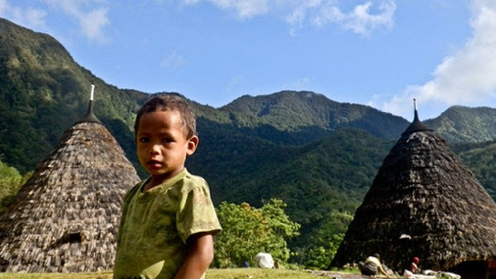সেই শুরু। তখন ভাল ফোন ছিল না কাছে। তার উপর এই প্রত্যন্ত এলাকায় ইন্টারনেট ঠিকমতো কাজ করে না। অনেক বাধা পেরিয়েই ইউটিউব-যাত্রা শুরু হল তাঁর।