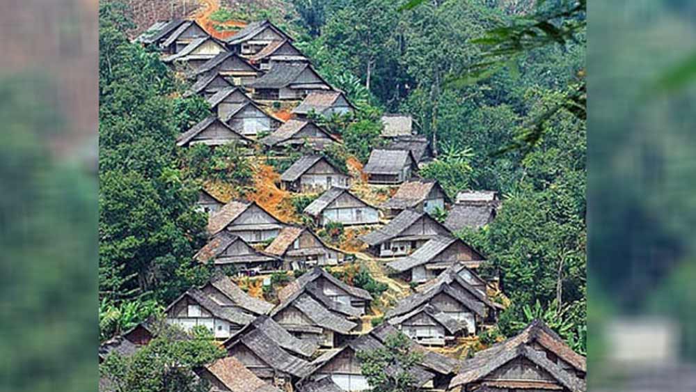 এই গ্রামেরই একজন অধিবাসী সিশ্বানতো। তিনি মোটরসাইকেলের মিস্ত্রি। একটি মোটরসাইকেল মেরামতির দোকানে কাজ করেন তিনি। কিন্তু দিনভর পরিশ্রম করে যা উপার্জন করেন, তা দিয়ে সংসার চালানো কঠিন হয়ে পড়ছিল।