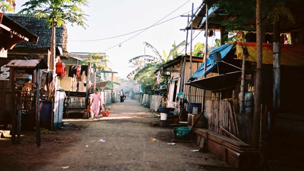 ইন্দোনেশিয়ার মধ্য জাভার একটি ছোট গ্রাম কাসেগেরান। এই জনপদ এতটাই ছোট এবং প্রত্যন্ত যে জাভার মানচিত্রে দূরবীন দিয়ে খুঁজলেও এর সন্ধান মেলা ভার। কিন্তু ইন্টারনেটে জাঁকিয়ে বসেছে এই গ্রাম। এই গ্রামের পিছিয়ে থাকা মানুষরা ক্রমে ইন্টারনেটের পরিচিত মুখ হয়ে উঠছেন।