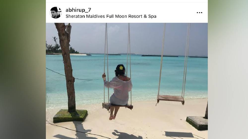 ২০১৯ সালে একসঙ্গে ঘুরতে গিয়েছিলেন তাঁরা। কখনও রিসর্টের বাইরে দোলনায়, কখনও আবার আরামকেদারায়  সেই মহিলাকে লেন্সবন্দি করেছিলেন অভিরূপ। 