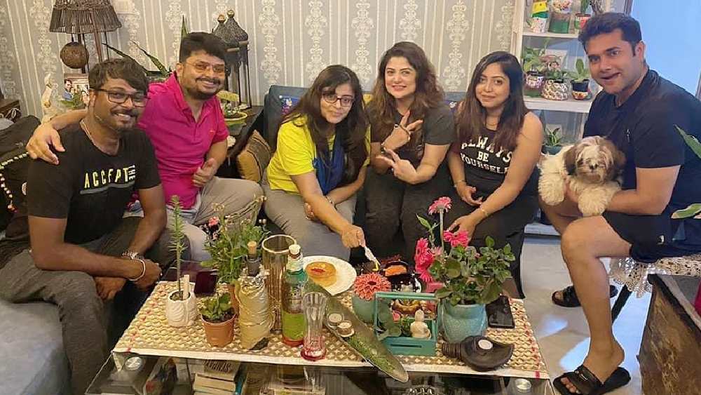 অভিরূপের পরিবারের সঙ্গে শ্রাবন্তীর সম্পর্ক ভাল। প্রেমিকের জন্মদিন তাঁর পরিবারের সঙ্গে উদ্‌যাপন করেন তিনি। 