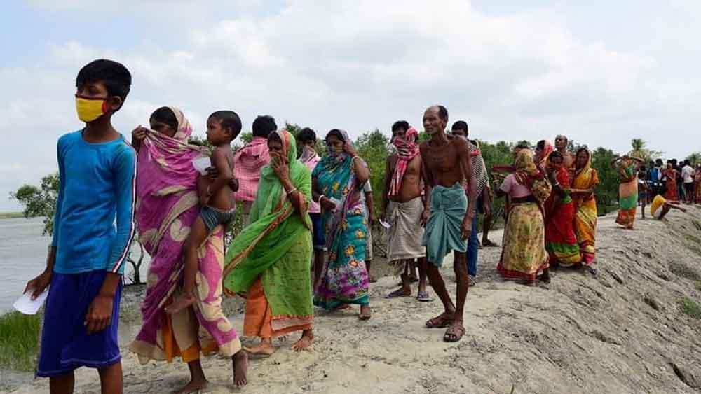 আমপান দুর্গতদের ত্রাণ নিয়ে দুর্নীতির অভিযোগ উঠেছিল ২০২০ সালে। 