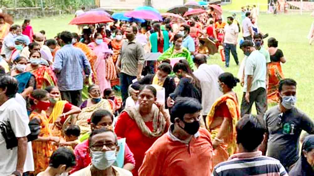 দুয়ারে সরকারের শিবিরে ভিড়। মঙ্গলবার পূর্ব বারাসত স্কুলের মাঠে। 