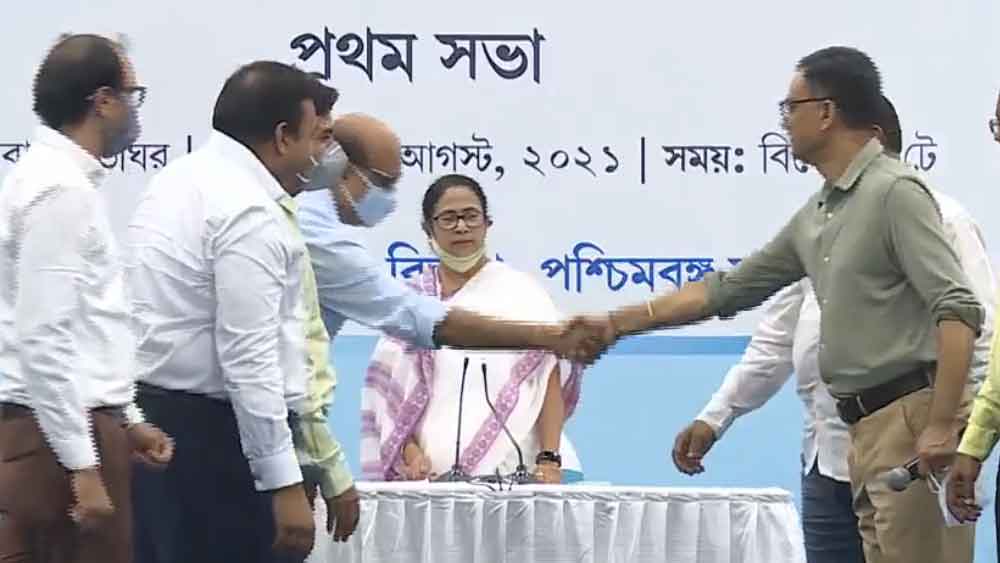 ইস্টবেঙ্গলের ‘খেলা হবে’ আইএসএল, শ্রী সিমেন্টের সঙ্গে ফের হাতে হাত ধরালেন সেই মমতাই