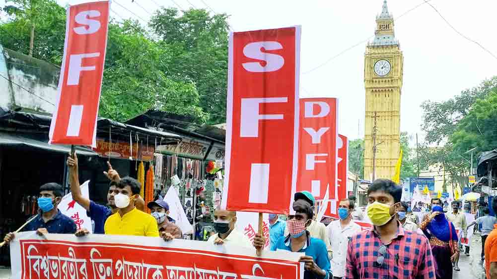 বিশ্বভারতীর তিন পড়ুয়াকে বহিষ্কারের প্রতিবারে রামপুরহাটে বাম ছাত্র-যুবদের বিক্ষোভ। বুধবার। নিজস্ব চিত্র