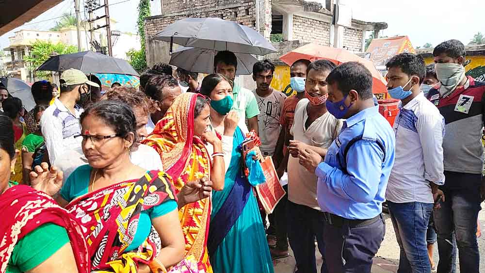 কালনায় লাইন নিয়ন্ত্রণ। 