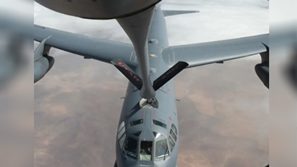 তেল নেওয়ার সময়ই বি-৫২জি-তে বড়সড় সমস্যা দেখতে পান জ্বালানি ভরার বিমানের পাইলট। বোমারু বিমানটি থেকে তেল লিক করছিল। সঙ্গে সঙ্গেই সতর্ক করা হয় পাইলটকে। বি-৫২-এর এয়ারক্র্যাফ্ট কম্যান্ডার ছিলেন মেজর ওয়াল্টার স্কট। তিনি জনপ্রিয় অভিনেত্রী এলিজাবেথ তুলোচের দাদু।