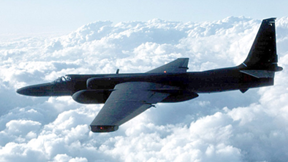 মাটি থেকে ১০ হাজার ফুট উচ্চতায় নিয়ন্ত্রণ হারিয়ে ফেলেন চালক। পাক খেতে খেতে নীচে নেমে আসতে শুরু করে বিমান। বেগতিক বুঝে ন’হাজার ফুট উচ্চতায় পৌঁছলে চালক বিমান খালি করার নির্দেশ দেন। পাঁচ জন নিরাপদে প্যারাশুটে নীচে নেমে আসতে পেরেছিলেন। ঠিকমতো অবতরণ করতে না পারায় এক জনের মৃত্যু হয়েছিল। বাকি দু’জন দু’হাজার ফুট উচ্চতায় বিমান বিস্ফোরণে মারা যান।