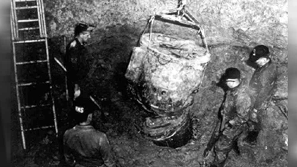 ঘণ্টায় প্রায় হাজার কিমি গতিবেগে নীচে নেমে এসেছিল ওই পরমাণু বোমাটি। গোল্ডসবোরোর ভে‌জা মাটিতে প্রায় ২০ ফুট গভীরে পুঁতে গিয়েছিল। বোমাটির অর্ধেকেরও বেশি সক্রিয় হয়ে গিয়েছিল তখন। খুব সাবধানে বোমার ভিতর থেকে বিস্ফোরক বার করে নিয়ে এনেছিলেন বোমা বিশেষজ্ঞরা। কিন্তু ভিতরের বেশির ভাগ ইউরেনিয়াম এবং প্লুটোনিয়াম যত্র তত্র ছড়িয়ে যাওয়ায় সেগুলি সবটা বার করে আনা সম্ভব হয়নি। তার উপর জায়গাটি জলে পরিপূর্ণ থাকায় কাজ করতে সমস্যায় পড়তে হচ্ছিল।