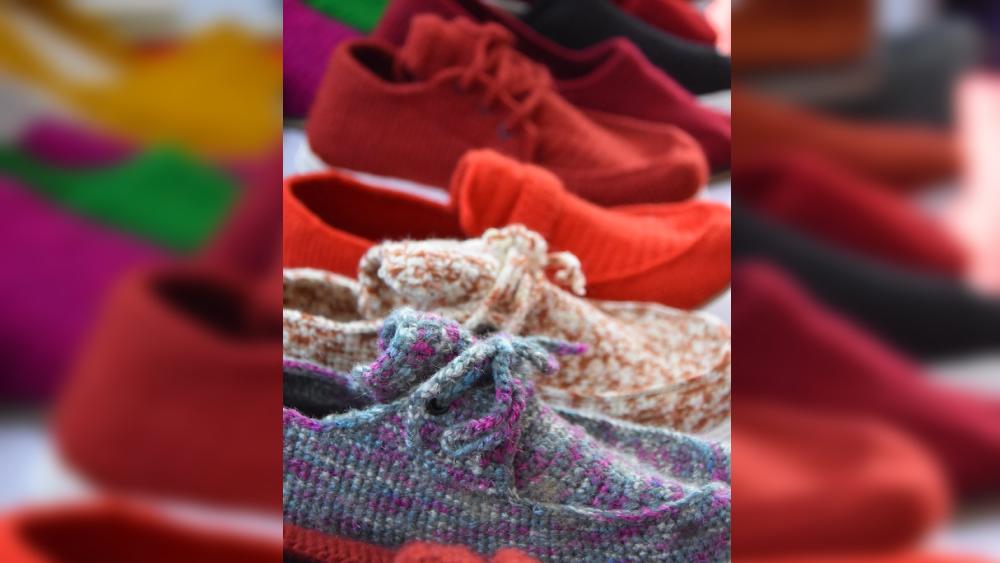 তবে এই  জুতো সিন্ডারেলার মতো ‘পড়ে পাওয়া’ নয়। রূপকথার গল্পের মতো সাফল্য আসেনি মুক্তামণির। তিনি জুতো বানিয়েছিলেন হাতে বুনে। পরিশ্রম করেই নিজের জায়গা করে নিতে হয়েছে তাঁকে। যে কারণে বাস্তবের কাছাকাছি থেকেও মুক্তামণির গল্প রূপকথার সিন্ডারেলার চেয়ে কোনও অংশে কম নয়। 