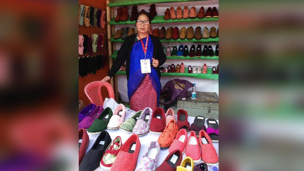 ১৭ বছর বয়সে ভালবেসে বিয়ে করেছিলেন সহপাঠীকে। স্থায়ী উপার্জন না থাকায় ধানক্ষেতে দিন মজুরের কাজ শুরু করেন মুক্তামণি। 