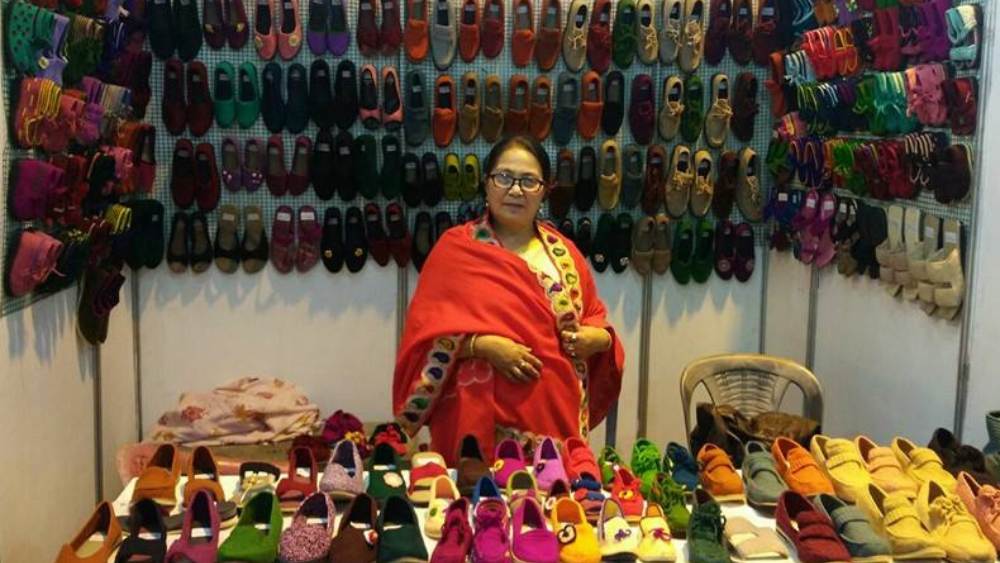 মুক্তামণির বাড়ি মণিপুরের কাকচিংয়ে। চার সন্তানের মা। নুন আনতে পান্তা ফুরনো সংসার টানতে উদয়াস্ত খাটতেন এক সময়।